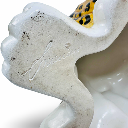 Detail der Unterseite des Keramikleoparden der 1960er mit eingeritzter Signatur auf weißem Scherben