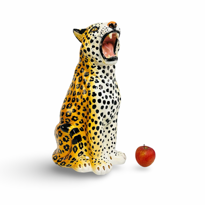 Seitenansicht der Leoparden-Keramik aus Italien der 1960er mit rotem Apfel als Größenvergleich