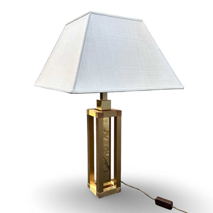 Schrägansicht der Tischlampe aus Messing, Italien der 1970er, mit weißem pyramidenförmigem Schirm