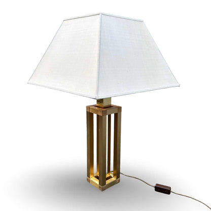 Seitliche Dreiviertelansicht des Messingfußes der italienischen Tischlampe aus den 1970ern