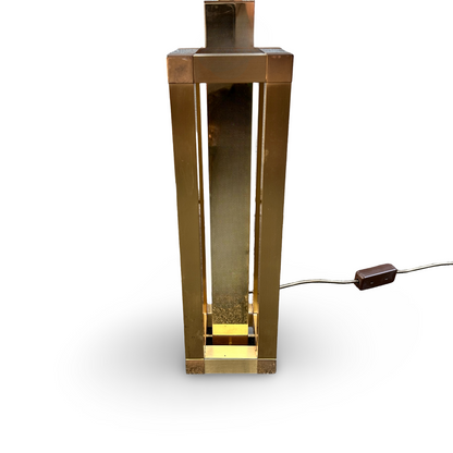 Detailansicht des Messinggestells der italienischen Tischlampe aus den 1970ern mit Kabelschalter