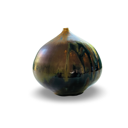 Seitliche Ansicht der kleinen Keramikvase aus den 1980ern mit dunkelgrüner und ockerfarbener Glasur
