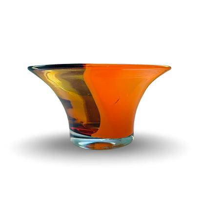 Seitliche Gesamtansicht der Bernard Heesen Glasschale aus den 1980/90ern mit orangebraunem Dekor