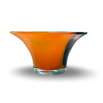 Vorderansicht der trichterförmigen Glasschale aus den 1980/90ern mit breitem orangefarbenem Rand