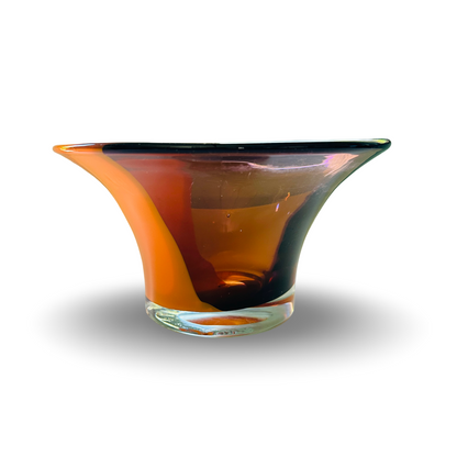 Seitliche Ansicht der Glasschale aus den 1980/90ern mit orangener Außenseite und dunklem Segment