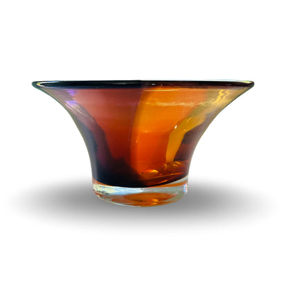 Frontalansicht der flachen Glasschale aus den 1980/90ern mit braunen, orangen und gelben Flächen
