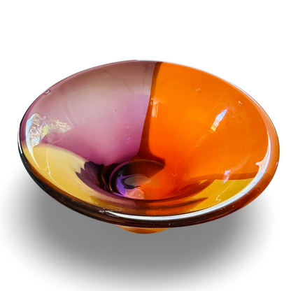 Draufsicht in die Glasschale aus den 1980/90ern mit großen Flächen in Rosa, Orange und Gelb