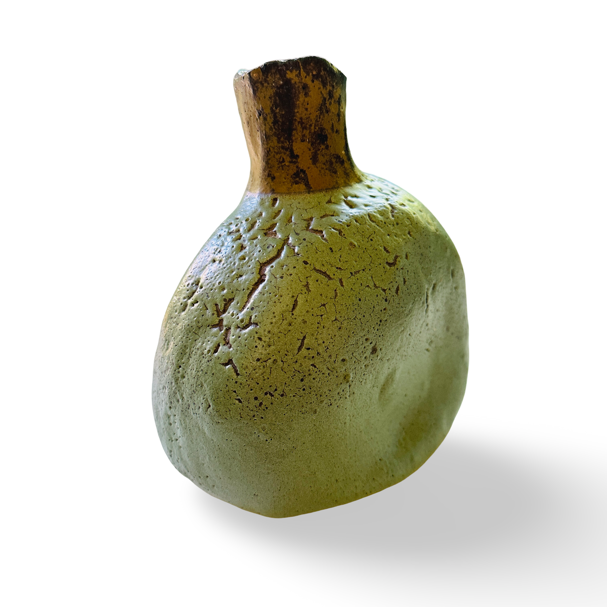 Vase en céramique d'atelier en forme de poire à glaçure cratère verte et col ocre, vue d'ensemble