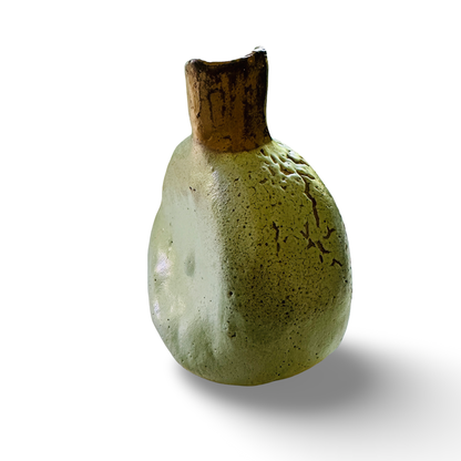 Côté étroit du vase en céramique d'atelier à glaçure cratère et col ocre