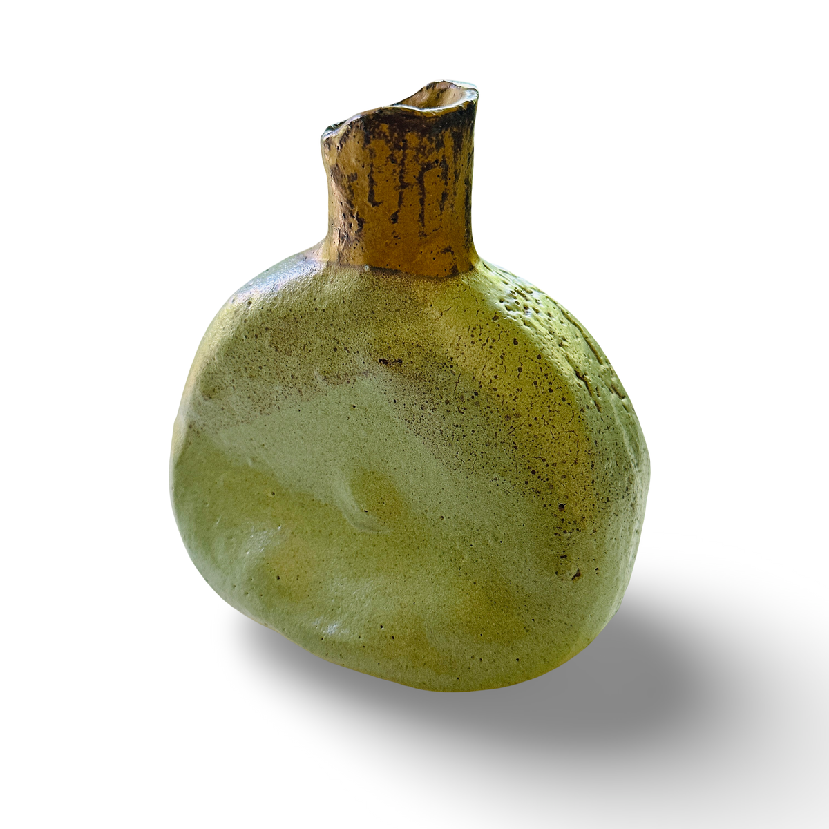 Vue de biais du vase en céramique d'atelier à paroi verte légèrement enfoncée