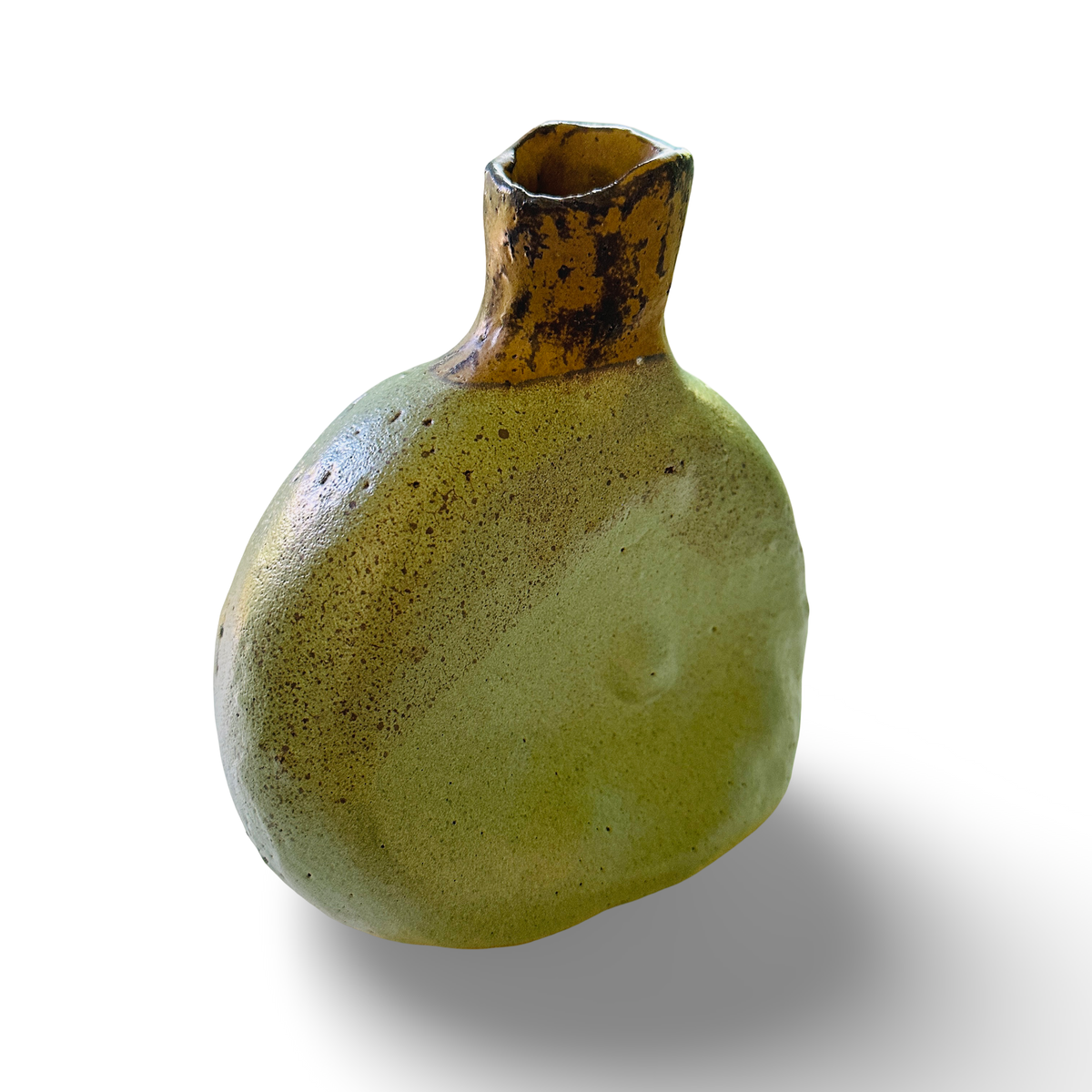 Vase en céramique d'atelier vu de trois quarts avant, glaçure vert clair mouchetée