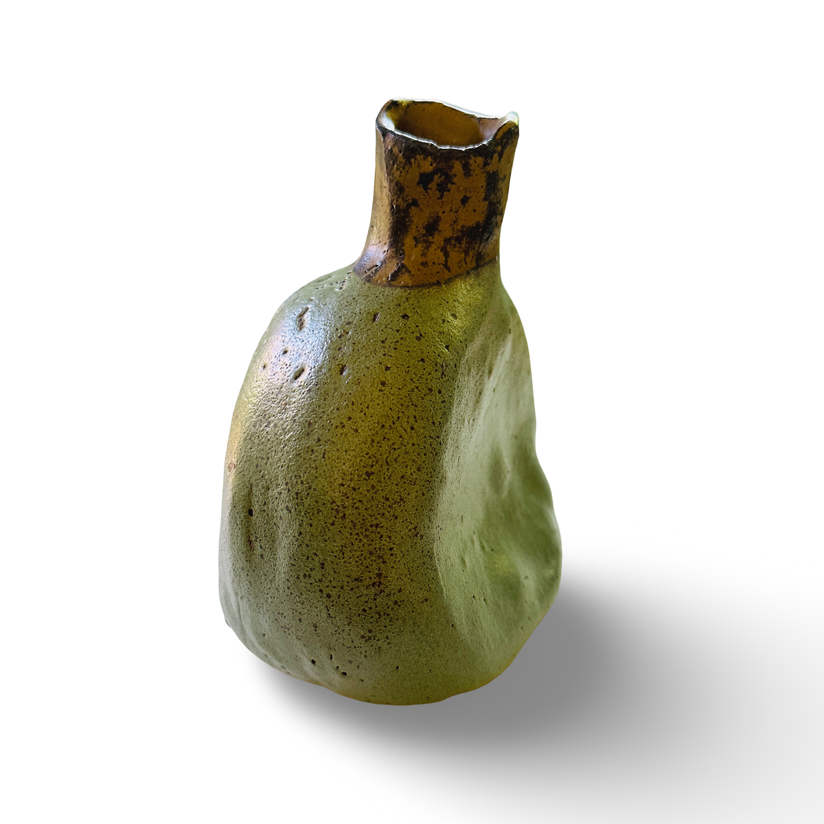 Vue latérale du vase en céramique d'atelier au corps vert de forme irrégulière
