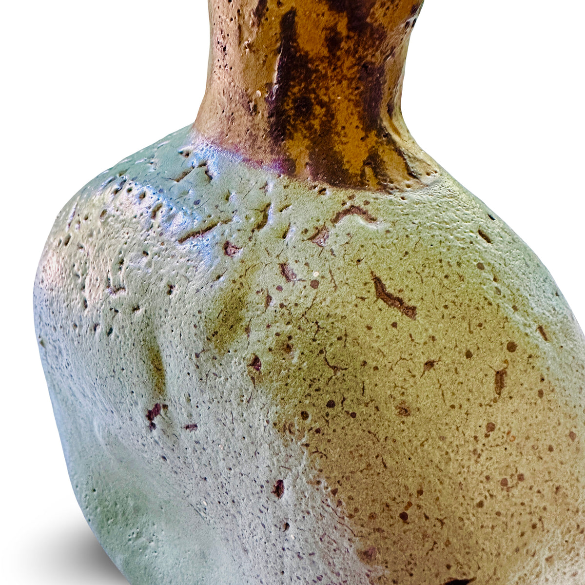 Détail de la glaçure cratère et du col flammé brun ocre du vase en céramique d'atelier