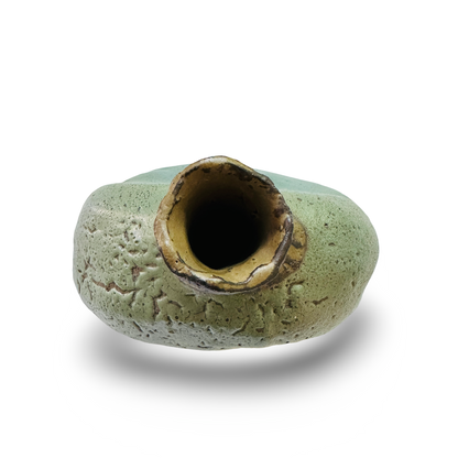Vue de dessus de l'ouverture du vase en céramique d'atelier au corps vert
