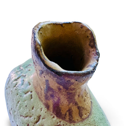 Gros plan de l'ouverture du col à glaçure flammée ocre et violette du vase en céramique d'atelier