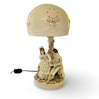 Gesamtansicht der Apulum Tischlampe im Rokoko-Stil mit Porzellanfiguren, Rosen und cremefarbenem Schirm