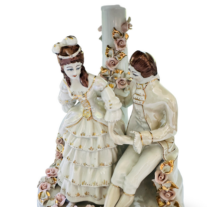 Vergrößerte Vorderansicht der fein modellierten Porzellanfiguren mit floralem Dekor der Tischlampe