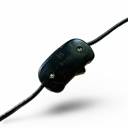 Nahaufnahme des schwarzen Schnurschalters der Tischlampe aus den 1970er Jahren