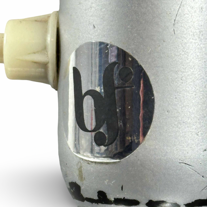 Nahaufnahme des Banci-Firenze-Labels auf der Unterseite des Aluminiumfußes