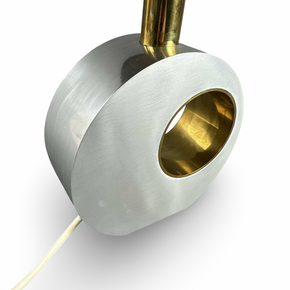 Schrägansicht des skulpturalen Aluminiumrings mit Messingöffnung und Kabel, Italien 1970er