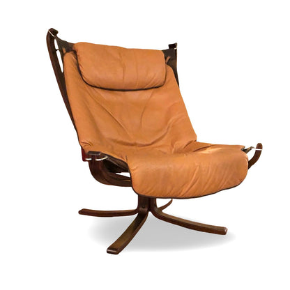 Gesamtansicht des Sigurd Ressell Falcon Chair mit cognacfarbenem Leder und dunklem Laminatrahmen