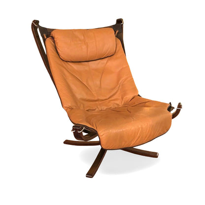 Frontansicht des Falcon Chair mit locker gepolsterter Sitzschale aus cognacfarbenem Leder