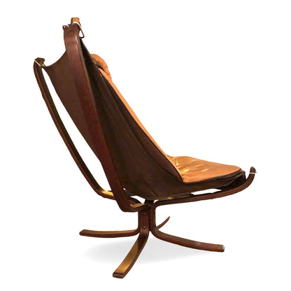 Seitenansicht des Falcon Chair mit hängender Lederschale und geschwungenem Laminatgestell