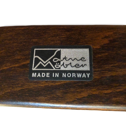 Nahaufnahme des Vatne Møbler Etiketts auf dem dunklen Holzrahmen mit der Aufschrift Made in Norway