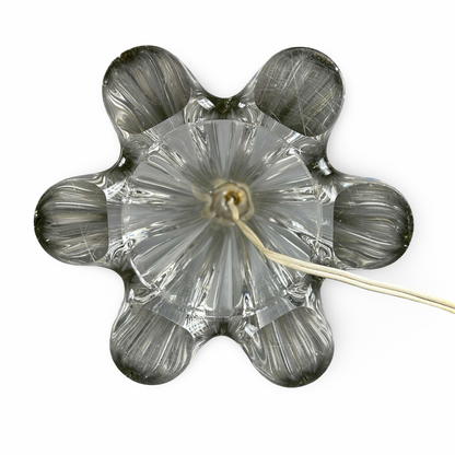 Draufsicht auf die blütenförmige Unterseite des gedrehten Murano-Glasfußes