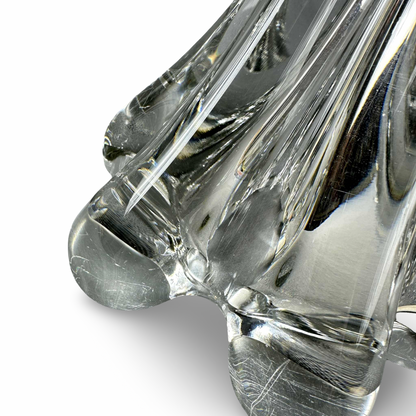 Detailaufnahme der geschwungenen Glasfüße und Rippen des Murano-Leuchtenfußes