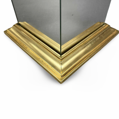 Detail des gestuften goldfarbenen Sockels und der verspiegelten Seitenfläche der Deknudt Säule