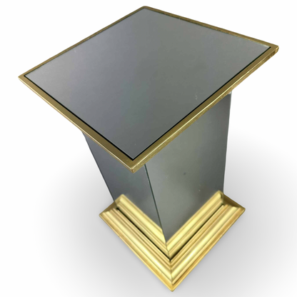 Draufsicht auf die quadratische graue Spiegelplatte mit goldfarbenem Rand der Deknudt Säule