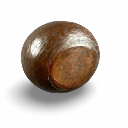 Unterseite des bauchigen Kupfergefäßes mit runder Standfläche und sichtbarer Patina