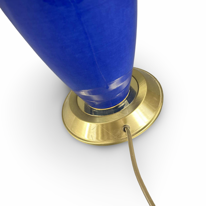 Nahaufnahme des blauen Keramikfußes mit Messingring und beigefarbenem Stromkabel
