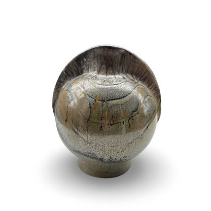 Frontansicht der bauchigen Vase mit asymmetrischer Krempe und braun-grauer Glasur aus den 1960ern
