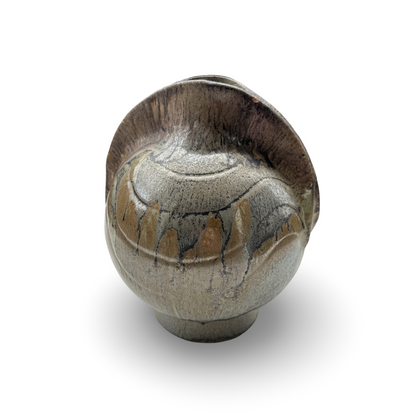 Seitliche Ansicht der kugeligen Vase mit dunklem Rand und tropfenförmiger brauner Laufglasur