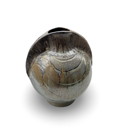 Schrägansicht der Studiokeramik-Vase mit hochgezogener Krempe und sichtbarer Künstlermarke