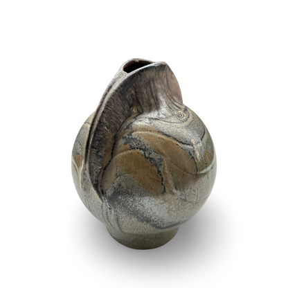Gesamtansicht der Fritz van Daalen Studiokeramik-Vase mit breiter Krempe und grau-brauner Laufglasur