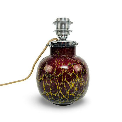 Gesamtansicht des WMF Ikora Kugelfußes mit bordeauxrotem Glas, gelbem Dekor und verchromter Fassung