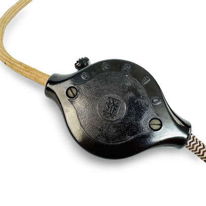 Detail des schwarzen WMF-Schalters mit Nummernskala am textilummantelten Kabel der Tischleuchte