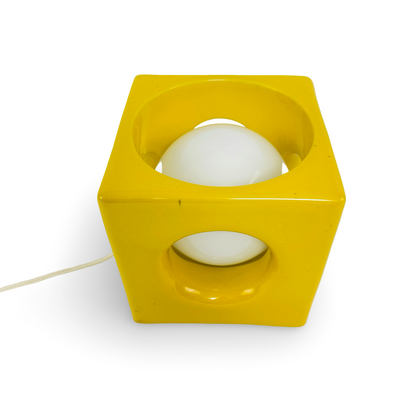 Nahaufnahme der oberen Öffnung der gelben Würfel-Tischlampe mit freiliegender weißer Kugelbirne