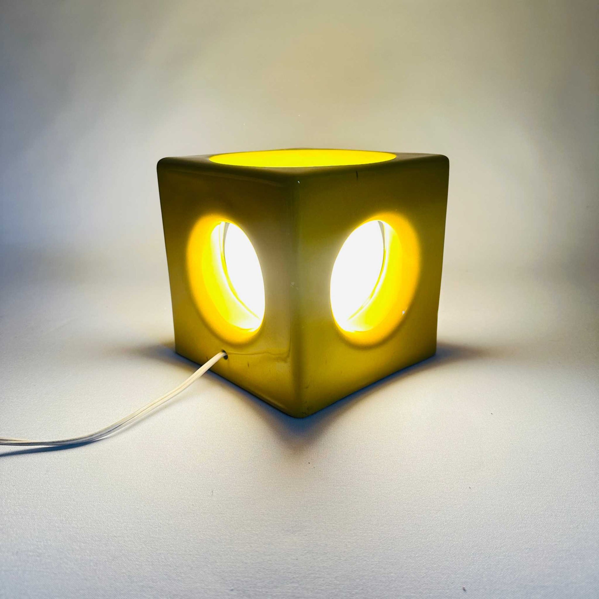 Pop-Art-Würfel aus signalgelber Keramik mit sechs runden Öffnungen und integriertem Licht 1968–1972