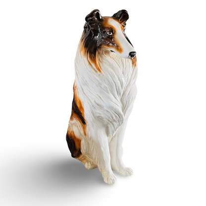 Vorderansicht der sitzenden Collie-Figur mit modelliertem weißem Brustfell und braunen Gesichtspartien