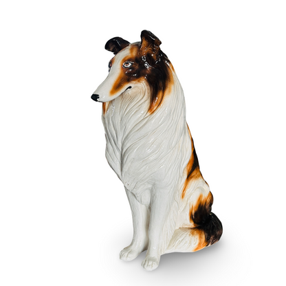 Freigestellte Gesamtansicht eines sitzenden Collies aus weiß, braun und schwarz bemalter italienischer Keramik der 1960er