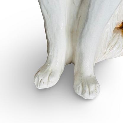 Detailansicht der weißen Vorderpfoten und des modellierten Brustfells der italienischen Collie-Figur