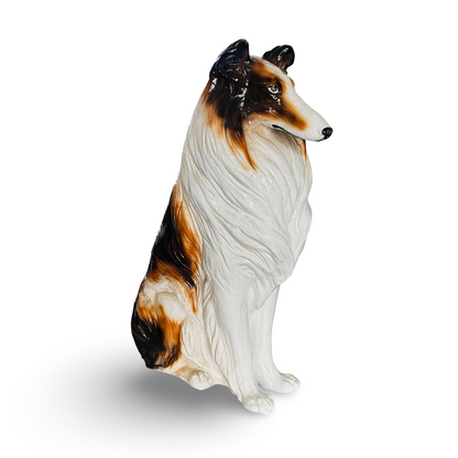 Dreiviertelansicht des sitzenden Collies mit weißem, braunem und schwarzem Fell aus italienischer Keramik der 1960er
