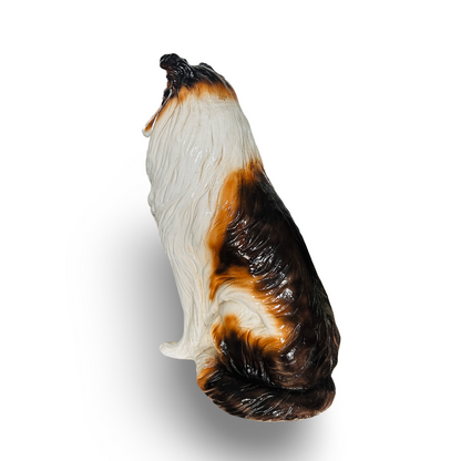 Seitenansicht von hinten auf den sitzenden Collie aus handbemalter Keramik der italienischen 1960er Jahre