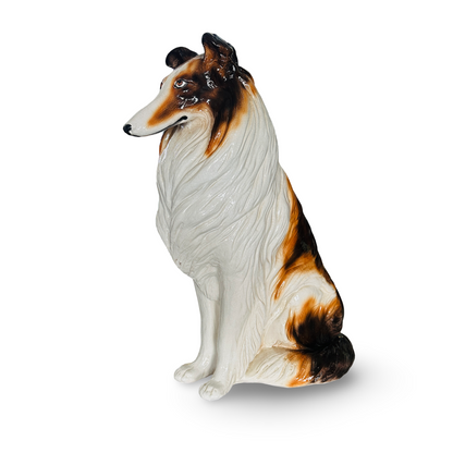 Ganzansicht des schlanken sitzenden Collies mit dreifarbigem Fell aus italienischer Keramik der 1960er