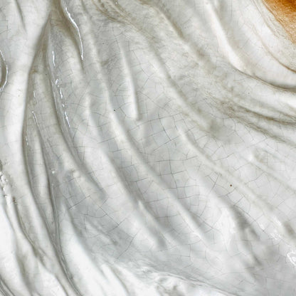 Nahaufnahme der plastisch ausgearbeiteten weißen Fellstruktur am Körper der Collie-Keramikskulptur
