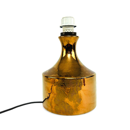 Freigestellter Keramikfuß der Aldo-Londi-Tischleuchte mit goldener Lüsterglasur und schwarzem Kabel